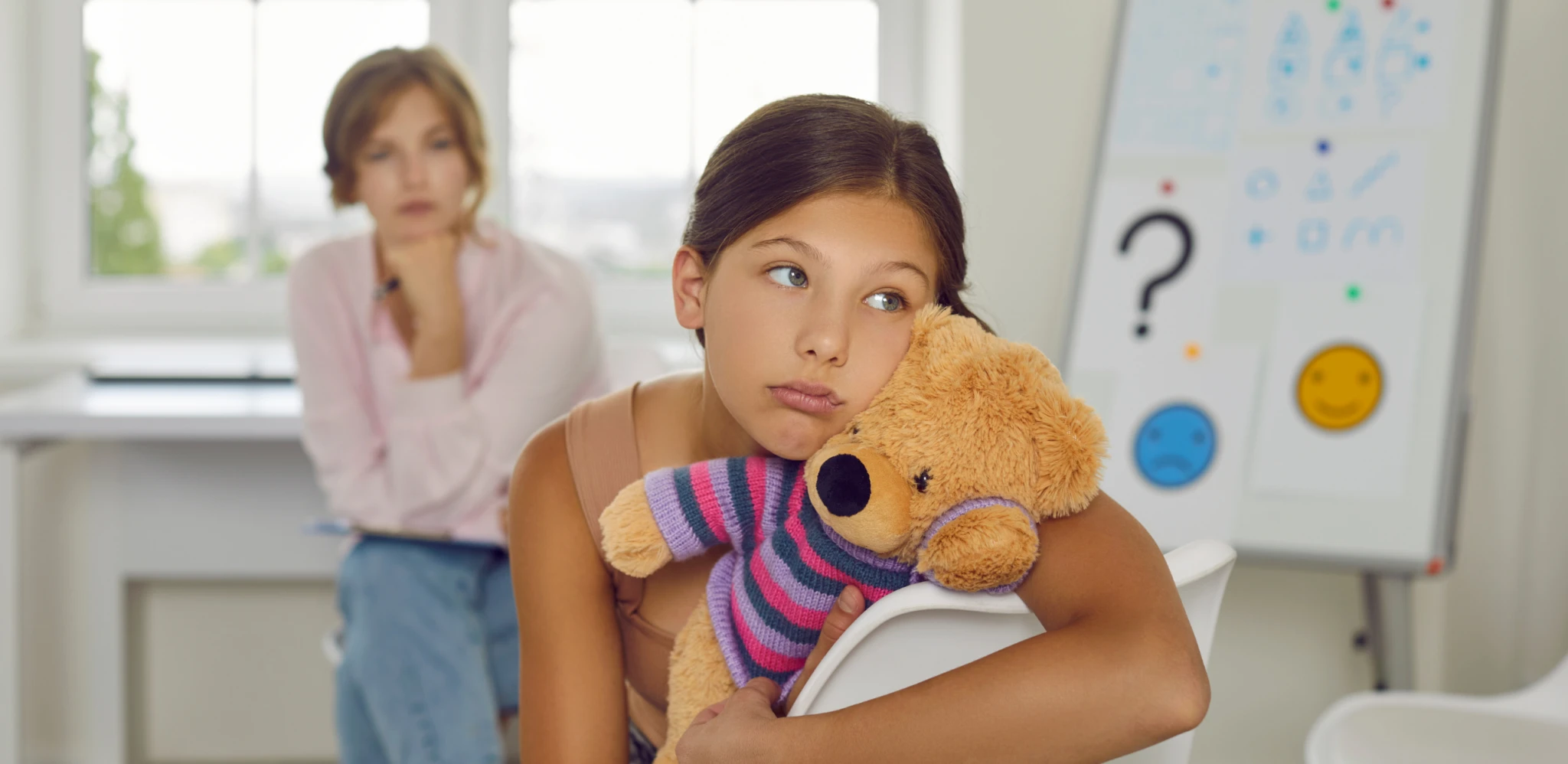 Niña en un contexto de separación familiar durante una evaluación psicosocial familiar.